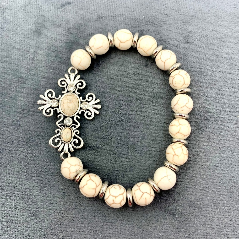 Sparkly silver-tone large cross charm cream round bead stretchy bracelet western